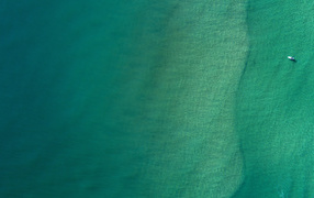 Вид сверху на спокойную голубую гладь океана