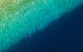 Вид сверху на спокойное голубое море 