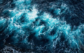 Вид на белые волны в океане сверху