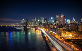 Вид на красивый ночной город у океана 