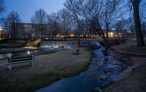 Водопад на реке в холодном осеннем парке