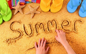 Надпись лето написана на английском языке на песке 