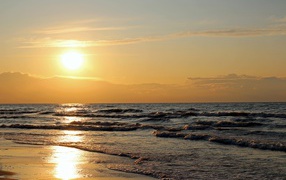 Закат яркого летнего солнца над морем