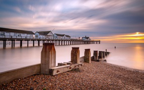 Дома на мосту в спокойной море на закате 