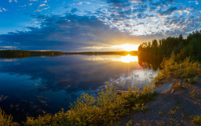 Закат солнца в небе над спокойным озером