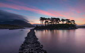 Дорога ведет к острову на фоне голубого заката