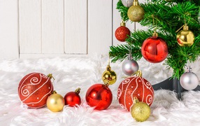 Красные и золотистые шарики с елкой на новый год 