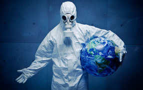 Мужчина в белом защитном костюме спасает планету от пандемии коронавирус covid-19