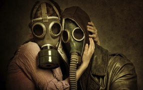 Пара в противогазах, защита от пандемии covid-19