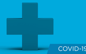  Крест и надпись Covid-19 на голубом фоне, пандемия коронавирус