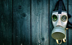 Противогаз висит на деревянное стене, пандемия covid-19