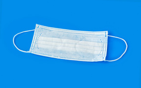 Медицинская маска на голубом фоне