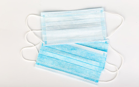 Медицинские маски на сером фоне, коронавирус covid-19