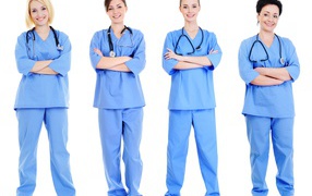 Команда врачей  в форме на белом фоне