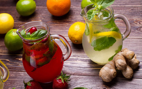 Холодный клубничный и лимонный мохито на столе с имбирем и цитрусовыми