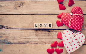 Кубики на деревянном столе с сердечками 