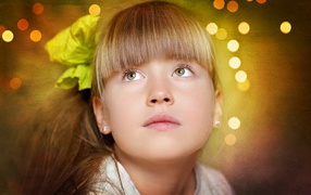 Лицо красивой девочки с бантом в волосах