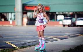 Модная маленькая девочка на роликах 