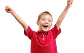 Счастливый мальчик в красной рубашке на белом фоне