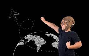 Маленький мальчик мечтает стать летчиком