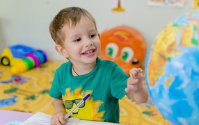 Маленький мальчик изучает глобус 