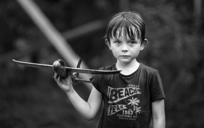 Маленький мальчик с самолетиком в руке 