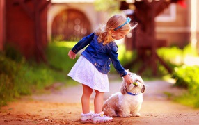 Маленькая девочка гуляет с собакой 