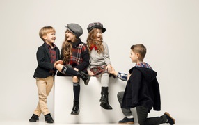 Маленькие стильные дети на сером фоне