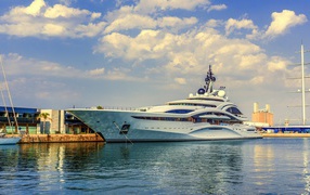 Красивая большая яхта Марина в море 