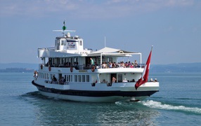 Круизный теплоход плывет по воде 