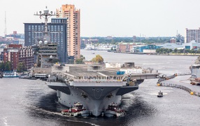 Большой авианосец в порту 