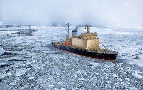 Большой ледокол в арктическом океане 