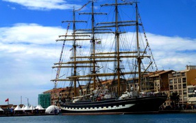 Большой парусный фрегат в порту на фоне неба