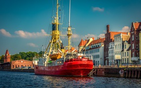 Корабль fehmarnbelt в порту города Любек 