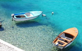 Две лодки на голубой воде океана