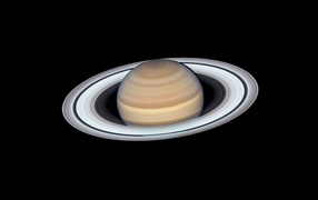 Большая планета Сатурн с кольцами на черном фоне