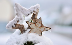 Деревянные звездочки лежат на снегу