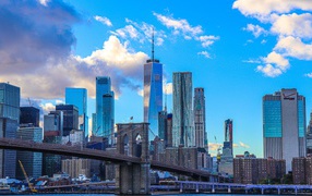 Мост ведет в город с небоскребами под голубым небом 