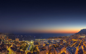 Вид на ночной город Монако под голубым небом