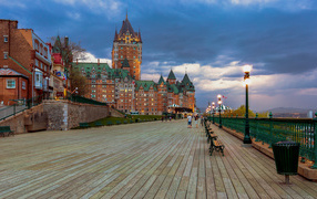 Большие старые дома на проспекте вечером, Канада 