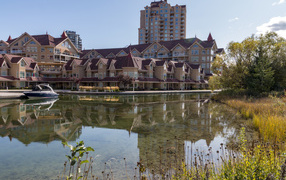 Много домов на берегу озера, Канада 
