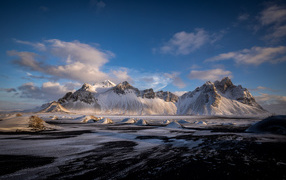 Заледеневшее озеро у заснеженных гор, Исландия