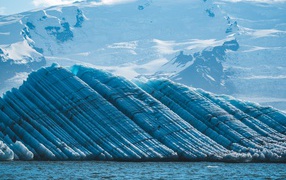 Большой голубой ледник и заснеженные горы Исландии