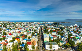 Вид на дома в городе под голубым небом, Исландия 