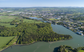 Вид на город и реку у леса с высоты, Исландия