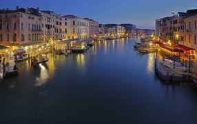 Дома на берегу канала вечером, Венеция, Италия