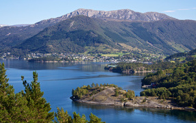 Вид на величественные горы и фьорд, Норвегия