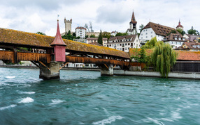 Мост через реку ведет в город, Швейцария