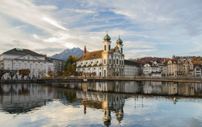 Старая церковь на берегу озера, Швейцария 
