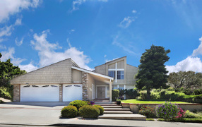 Красивый дом на улице под голубым небом, США